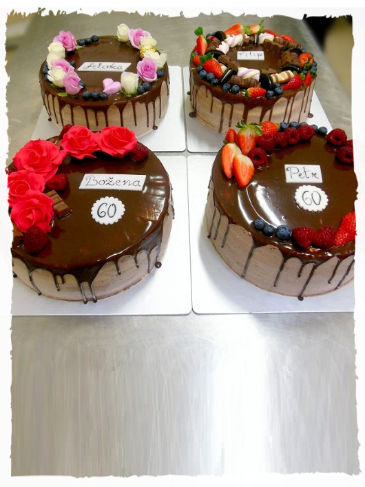 Čokoládové torty s ovocím a kvetmi